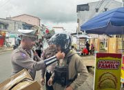 Hari Ke-11 Operasi Patuh Pallawa 2024, Personel Sat Lantas Polres Bone Bagi Helm ke Pengendara Yang Tertib