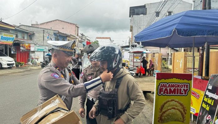 Hari Ke-11 Operasi Patuh Pallawa 2024, Personel Sat Lantas Polres Bone Bagi Helm ke Pengendara Yang Tertib