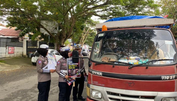 Ops Patuh Hari Ke-11, Polantas Bone Kampanye Keselamatan Bagi Brosur Dan Stiker
