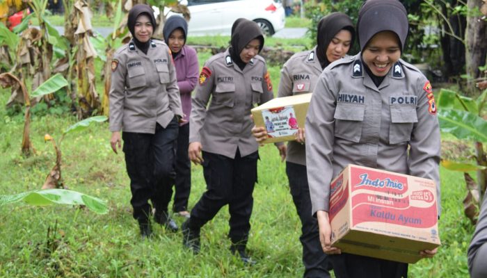 Tindak Lanjut Program Prioritas Kapolres Bone, Polwan Gelar Jumat Berbagi ke Masyarakat Pra-Sejahtera yang Lansia