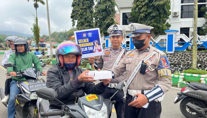 Jumat Berkah, Satuan Lantas Polres Tator Berbagi Makanan