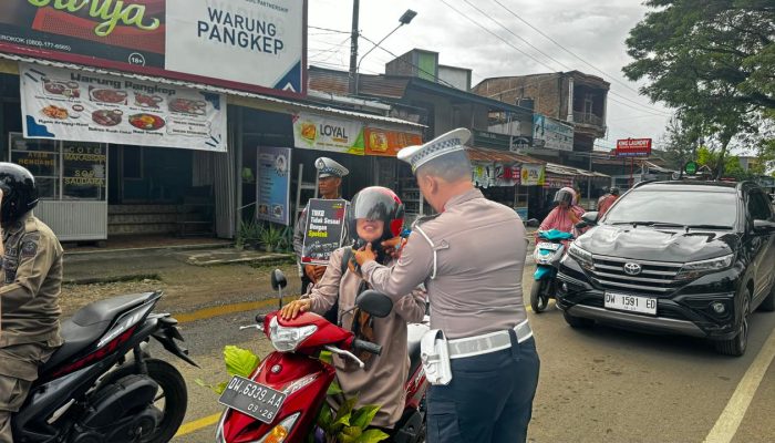 Hari Terkahir Ops Patuh 2024, Polantas Bone Edukasi Pengendara Soal Keselamatan