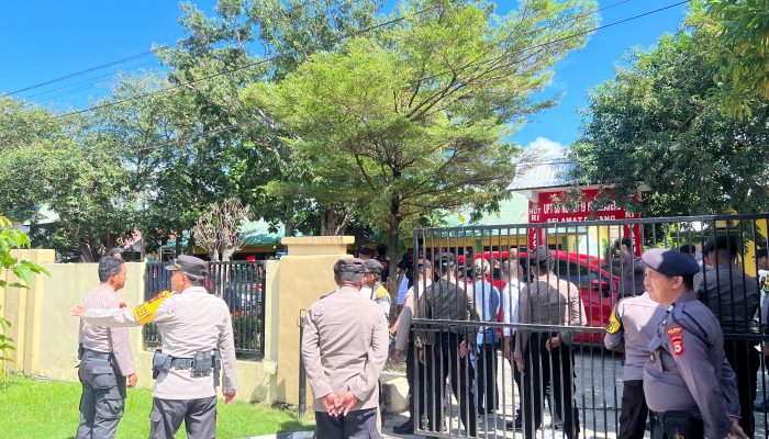 Dipimpin Wakapolres, Personel Kawal dan Amankan Aspirasi LMR-RI di Kantor BPN Sidrap