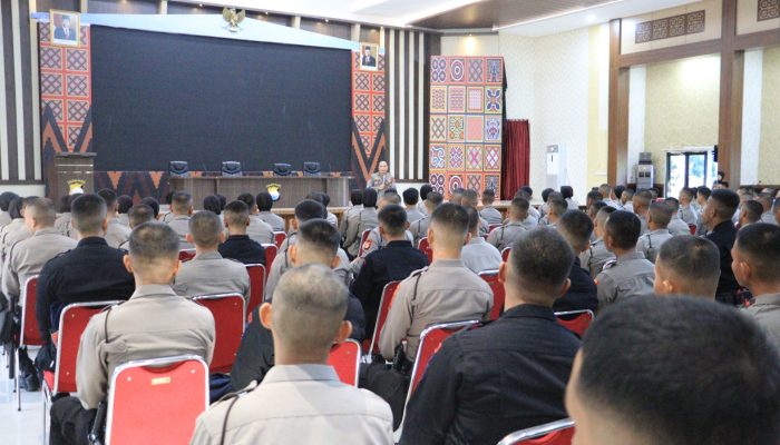 AKP Slamet Bawakan Materi Kesjas dan Beladiri Polri kepada Lulusan Bintara dan Tamtama Gel. 1 TA. 2024 Polda Sulsel