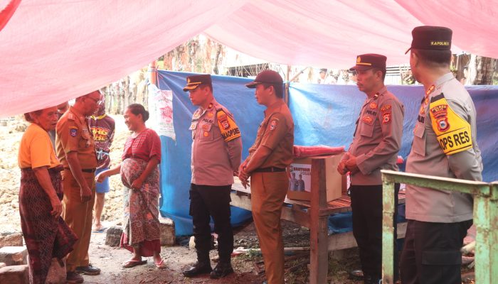 Kepedulian Terhadap Warga, Kapolres Wajo Serahkan Bantuan Korban Kebakaran