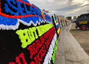 Ratusan Karang Bunga Ucapan Hari Bhayangkara ke 78 Polda Sulbar, Berderet di Anjungan Manakarra