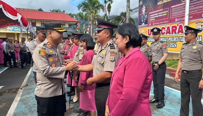 Kapolres Tana Toraja Pimpin Upacara Korps Raport Kenaikan Pangkat