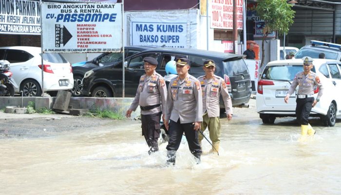 Dengan Sigap, Kapolres SOppeng Pantau Banjir di Wilayah Hukumnya