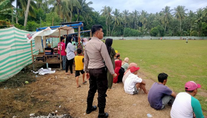 Personil Polsek Tinambung Laksanakan Pengamanan Tirnamen Sepak Bola Di Wilayahnya