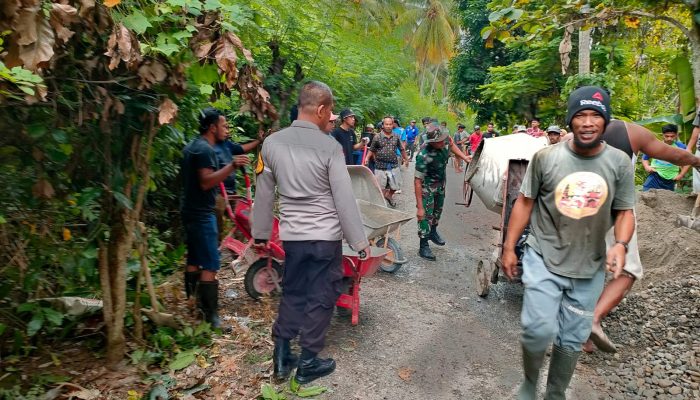 Bhabinkamtibmas Kelurahan Tande Gelar Kerja Bakti Bersama Warga untuk Perbaikan Jalan dan Kebersihan Lingkungan