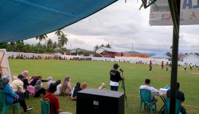 Personil Polsek Wonomulyo Laksanakan Pengamanan Turnamen Sepak Bola Liga A2 Cup Polman