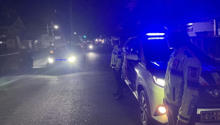 Cegah Kriminal Jalanan, Satuan Lalu Lintas Polres Majene Gelar Patroli Blue Light