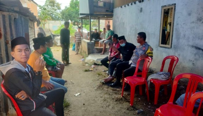 Wujud Kepedulian Ke Warganya Bhabinkamtimas Polsek Polewali Melayat kerumah duka