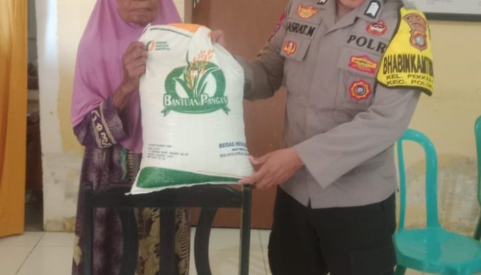 Bhabinkamtibmas Polsek Polewali Monitoring Penyaluran Bantuan Cadangan Pangan Pemerintah Tahun 2024