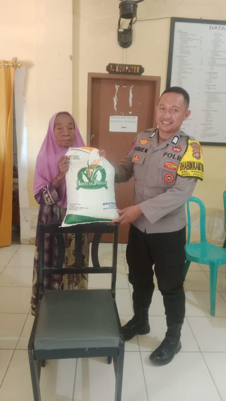 Bhabinkamtibmas Polsek Polewali Monitoring Penyaluran Bantuan Cadangan Pangan Pemerintah Tahun 2024