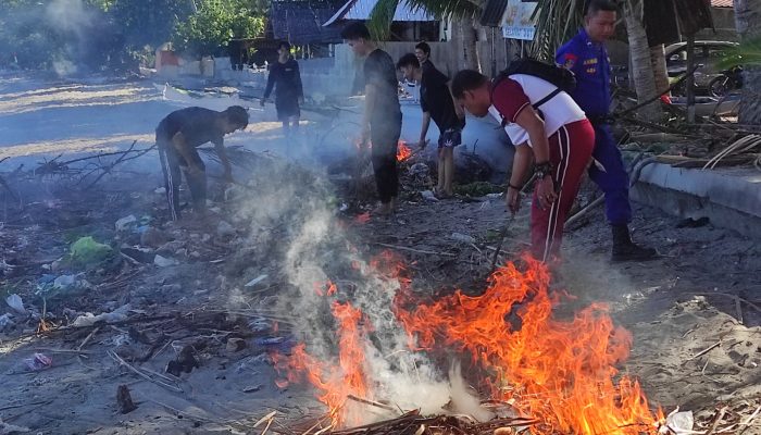 Polsek Pamboang dan Satpolair Polres Majene Bersih-bersih Pantai bersama Masyarakat dan Pelajar