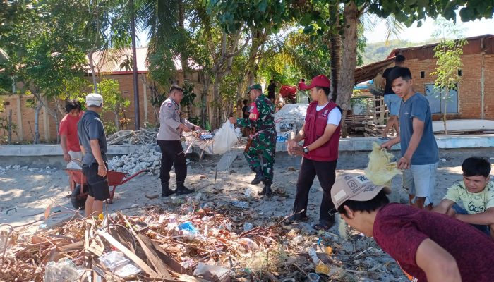 Bhabinkamtibmas Lalatedzong dan Babinsa Kolaborasi dalam Kerja Bakti di Desa Lalatedzong