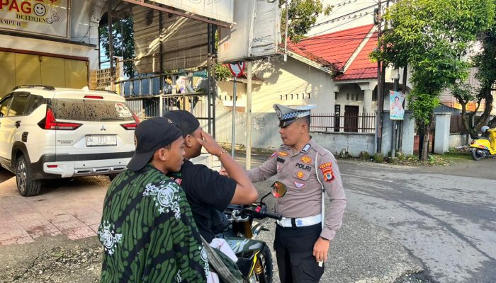 Polantas Bone Beri Teguran Humanis Pentingnya Memakai Helm Saat Berkendara