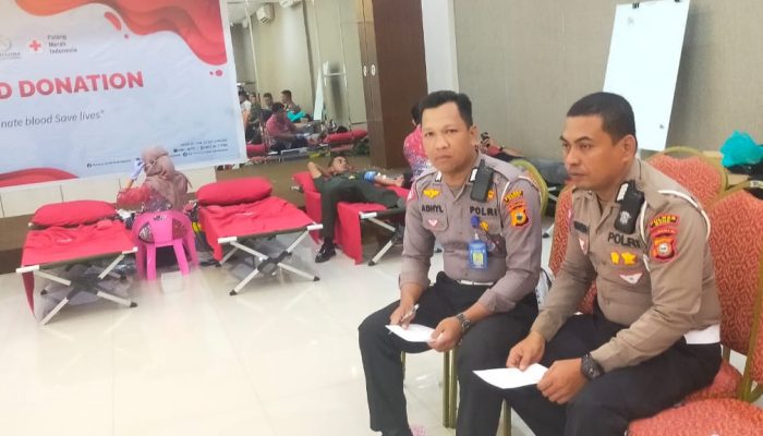 Demi Membantu Masyarakat, Personel Satlantas Polres Bone Ikut Donor Darah