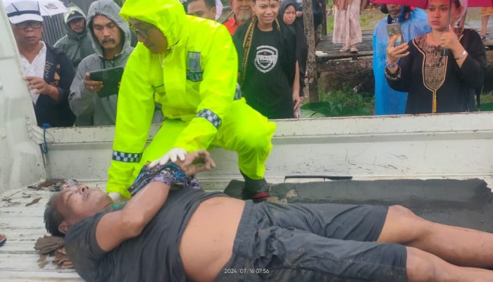 Warga Temukan Mayat Dipinggir Jalan,Kapolsek Pitumpanua Polres Wajo Langsung ke TKP