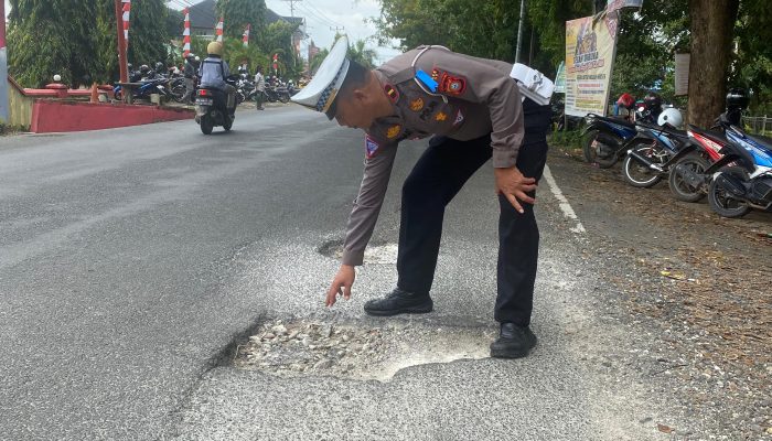 Ops Patuh Hari Kedua, Satlantas Polres Bone Cek Jalan Berlubang