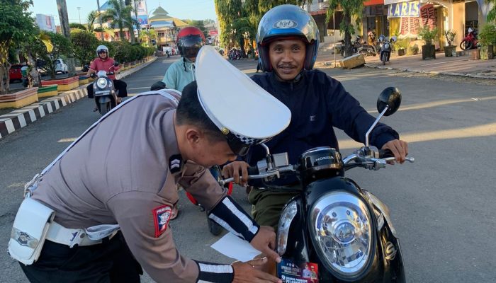 Satlantas Polres Bone Gencarkan Bagi Brosur Dan Stiker Dihari Kelima Ops Patuh
