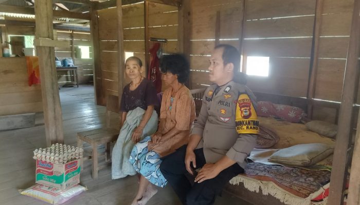 Polri Peduli, Bhabinkamtibmas Polres Tator Beri Bantuan Tali Asih Kepada Warga Kurang Mampu