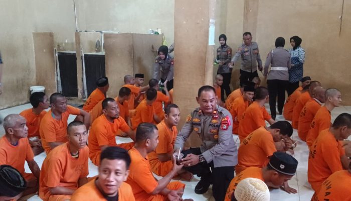 Semangat Berbagi Sambut HUT RI Ke-79, Wakapolres Sidrap Berbagi dan Makan Bersama Tahanan
