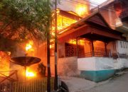 Tiga Rumah Warga Hangus Terbakar, Polsek Banggae Bantu Warga Padamkan Api