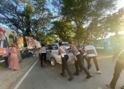 Responsif, Personel Satlantas Polres Bone Bantu Dorong Mobil Mogok di Tengah Jalan
