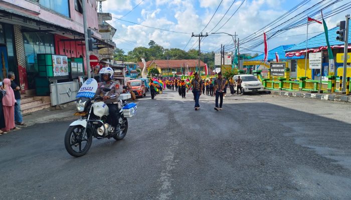 Pengamanan Maksimal, Personil Polres Soppeng Kawal Kegiatan Gerak jalan dan Karnaval