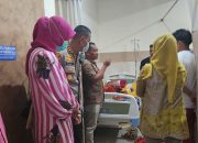 Kapolres Palopo Bersama Ketua Bhayangkari Kunjungi Korban Kecelakaan di RS Mujaisyah