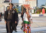 Kapolda Sulbar dan Ketua Bhayangkari Hadiri Upacara Kemerdekaan di Pantai Manakarra, Tampilkan Keindahan Budaya Lokal