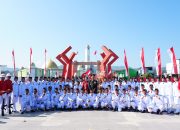 Pasukan Paskibraka Sulbar Berpose Bangga Bersama Kapolda Usai Kibarkan Bendera Pusaka