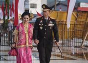 Kapolda Sulbar dan Ketua Bhayangkari Hadiri Upacara Penurunan Bendera di Anjungan Manakarra, Tandai Kemeriahan HUT RI ke-79