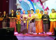Parade Kebaya Kain Mandar Bhayangkari Sulbar Semarakkan Malam Ramah Tamah HUT RI ke-79