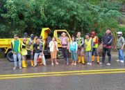 Respon Cepat Polres Tator dan Instansi Terkait Bersama Warga Bersihkan Material Longsor Di Makale