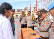 Kapolres Sidrap Periksa Alat Komunikasi HT untuk Jaga Keamanan Pilkada 2024