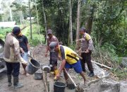 Bhabinkamtibmas Polres Tator Bantu Warga Pengecoran Jalan