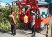 Sat Lantas Polres Parepare Dampingi Pemangkasan Ranting Pohon Yang Halangi Visualisasi Pengguna Jalan