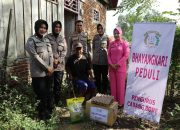 Sesuai Dengan Program Kapolres, Personel Polres Bone bersama Pengurus Bhayangkari Beri Bantuan ke Masyarakat