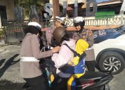 Peduli Keselamatan Berlalulintas Anak, Sat lantas Polres Parepare Berbagi Tas Pengaman Anak dan Helm Pelindung Kepala