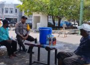 Kunjungi Warga, Bhabinkamtibmas Ini Berikan Pesan Keselamatan Waspada Bahaya Kebakaran di Musim Kemarau