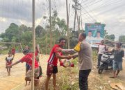 Lihat Warga Bermain Volley, Kapolda Sulbar Singgah dan Berikan Bantuan Bola dan Net Kepada Warga