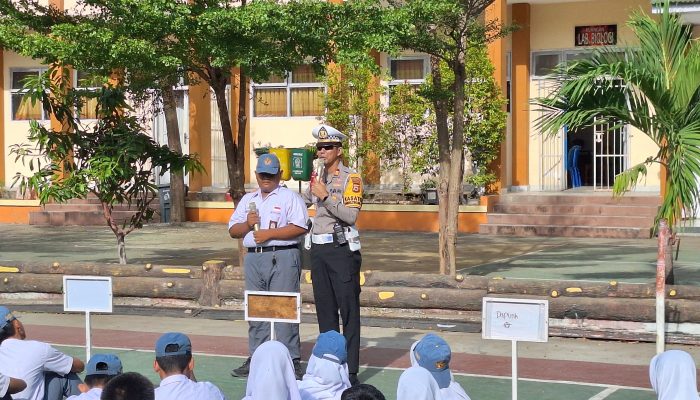 Edukasi Kamseltibcarlantas, Kasat Lantas Polres Pelabuhan Makassar Sambangi SMAN 4