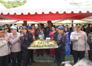 HUT TNI ke-79, Kapolda Sulbar dan Ketua Bhayangkari Berikan Kejutan Manis