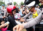 Hari Pertama Operasi Zebra Pallawa 2024, Kapolrestabes Makassar Bersama Dirlantas Bagi Helm Gratis