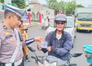 Hari Pertama Ops Zebra, Personel Satlantas Polres Gowa Bagikan Brosur Himbauan Ke Pengendara