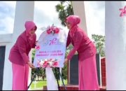 Ketua Bhayangkari Cabang Bone Melakukan Ziarah dan Tabur Bunga di Taman Makam Pahlawan Watampone