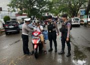 Ops Zebra, Personel Satlantas Polres Bone Bagikan Brosur Ke Pengguna Jalan